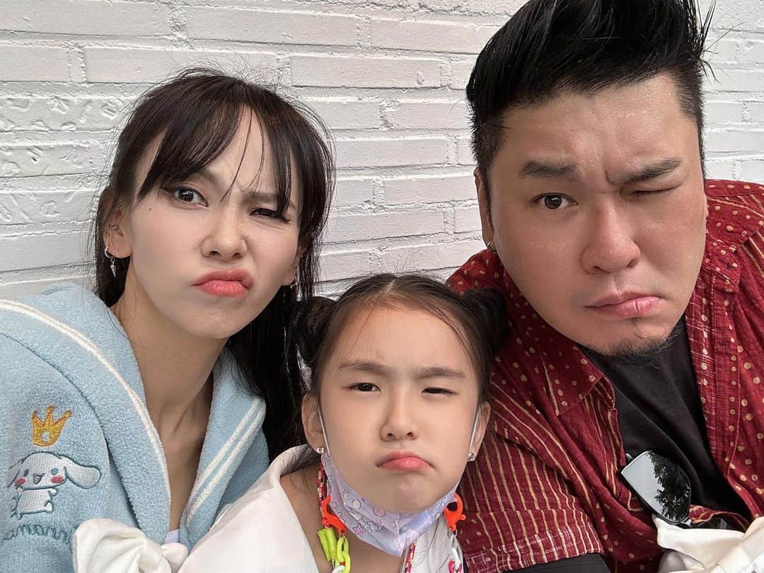 キム・ジウのインスタグラム：「. . 우리가 바로 Team KIM😍 KIM Fam💚💚💚 . .」