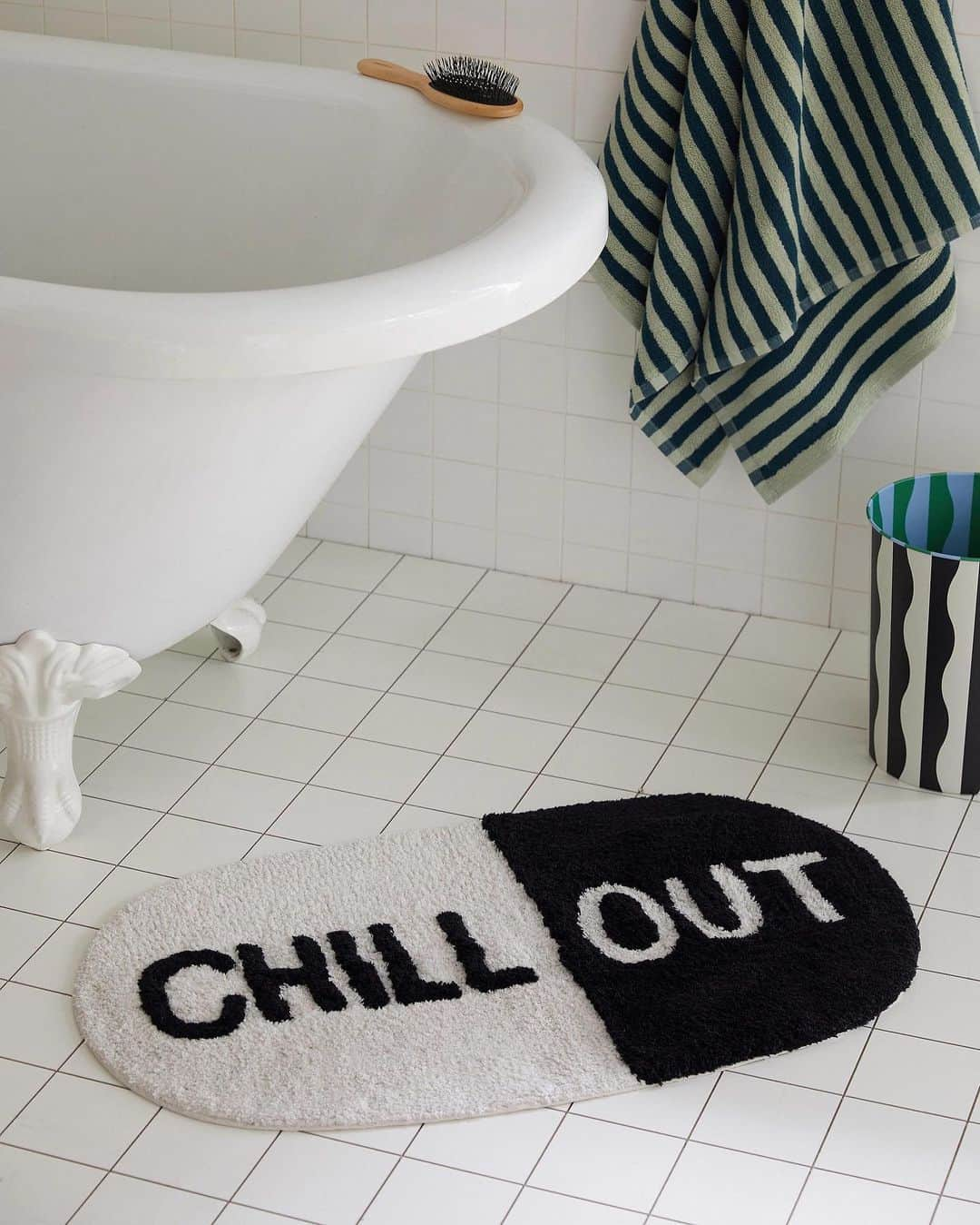 Urban Outfittersさんのインスタグラム写真 - (Urban OutfittersInstagram)「Out with the old, in with the new: we picked these bath mats especially for you. Shop them at the link in bio. #uohome」6月9日 0時31分 - urbanoutfitters