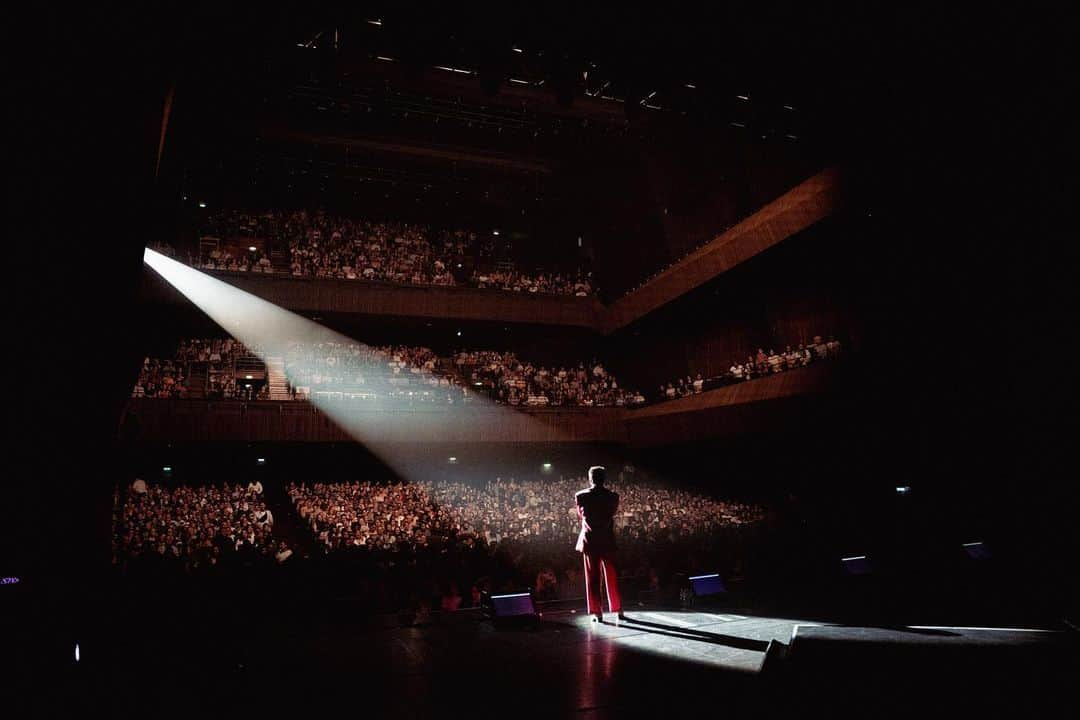 ペンタトニックスさんのインスタグラム写真 - (ペンタトニックスInstagram)「~Night ✌️ in Paris~  Thank you France for the two beautiful evenings we had in your incredible city! #PTXTheWorldTour  📸: @hausdo」6月9日 0時43分 - ptxofficial