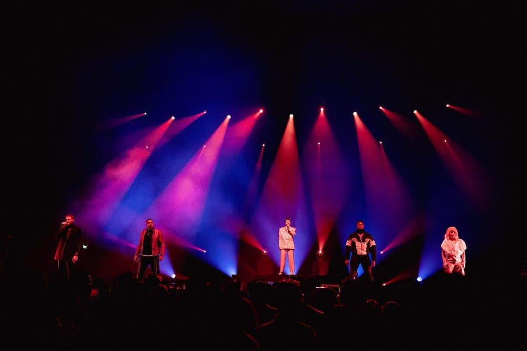 ペンタトニックスさんのインスタグラム写真 - (ペンタトニックスInstagram)「~Night ✌️ in Paris~  Thank you France for the two beautiful evenings we had in your incredible city! #PTXTheWorldTour  📸: @hausdo」6月9日 0時43分 - ptxofficial