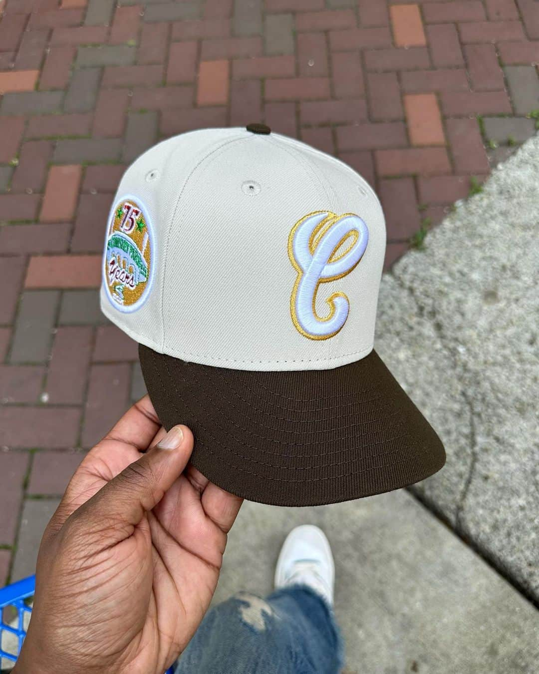 Mr. Tyのインスタグラム：「#fotd, couldn’t not add a @whitesox 🇲🇽 “Orgullo” to the mix. The gold on this one shinnnnnes. “Sacate Las Chichis” pin from @ingenious_htx ✊🏾.  #capson #fittedcap #fittedfiend #teamfitted #thatfittedmean #stayfitted #59fifty #chicago #igfittedcommunity #fittednation #neweracap #5950 #newera #chicagowhitesox #fittedsnob #stayfitted #fittedfam #orgullo #lovethefitted #whitesox」