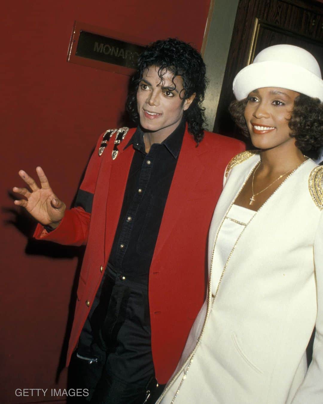 マイケル・ジャクソンのインスタグラム：「Michael with Whitney Houston at the 44th anniversary dinner for the United Negro College Fund in 1988. In March of that year, he donated $600,000 to the fund from his New York City Bad Tour performance earnings. #MJHumanitarian」
