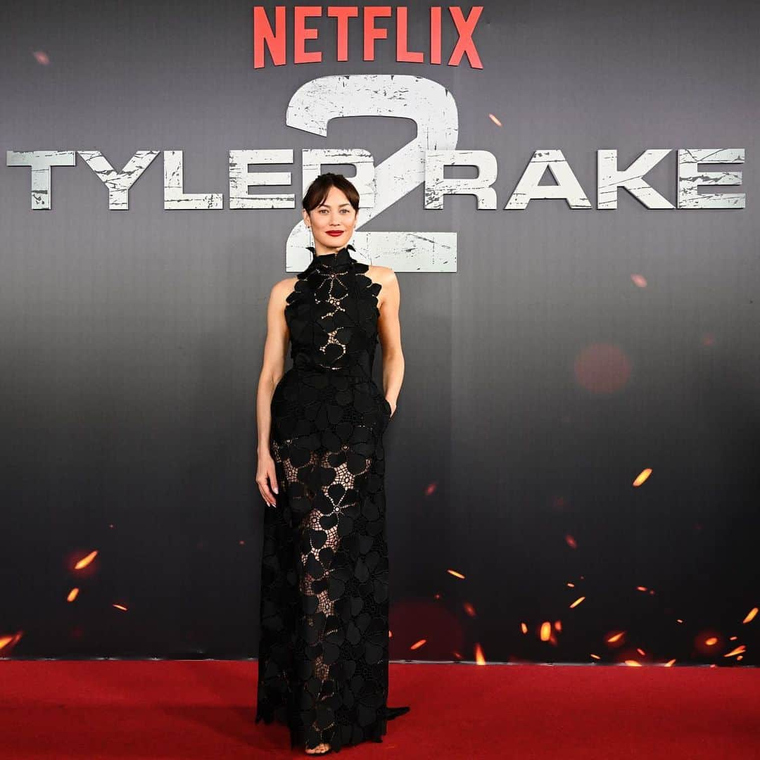 オルガ・キュリレンコのインスタグラム：「Last night at the premiere of Tyler Rake 2 (Extraction 2) in Madrid 🇪🇸 Makeup @carolinebarnesmakeup  Hair @stefanbertin  Styling @aimeecroysdill  @eliesaabworld @netflixes  #Extraction2 #TylerRake2」