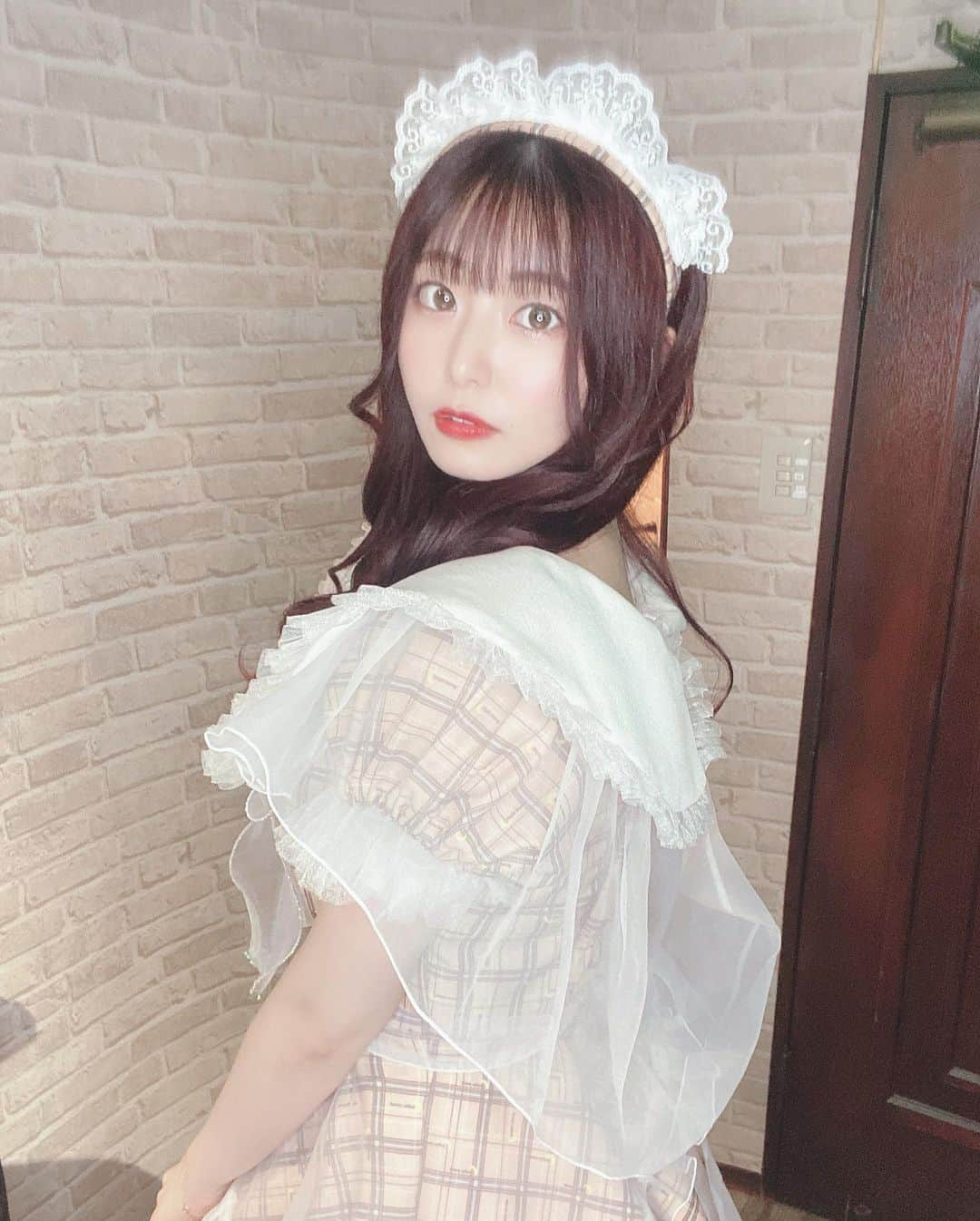 高橋みおのインスタグラム：「🤍 ⁡ ⁡ 1日出勤させてもらった 週刊グッドナイトの制服が可愛かった📚🧡 ⁡ ⁡ ⁡ ⁡ ⁡」