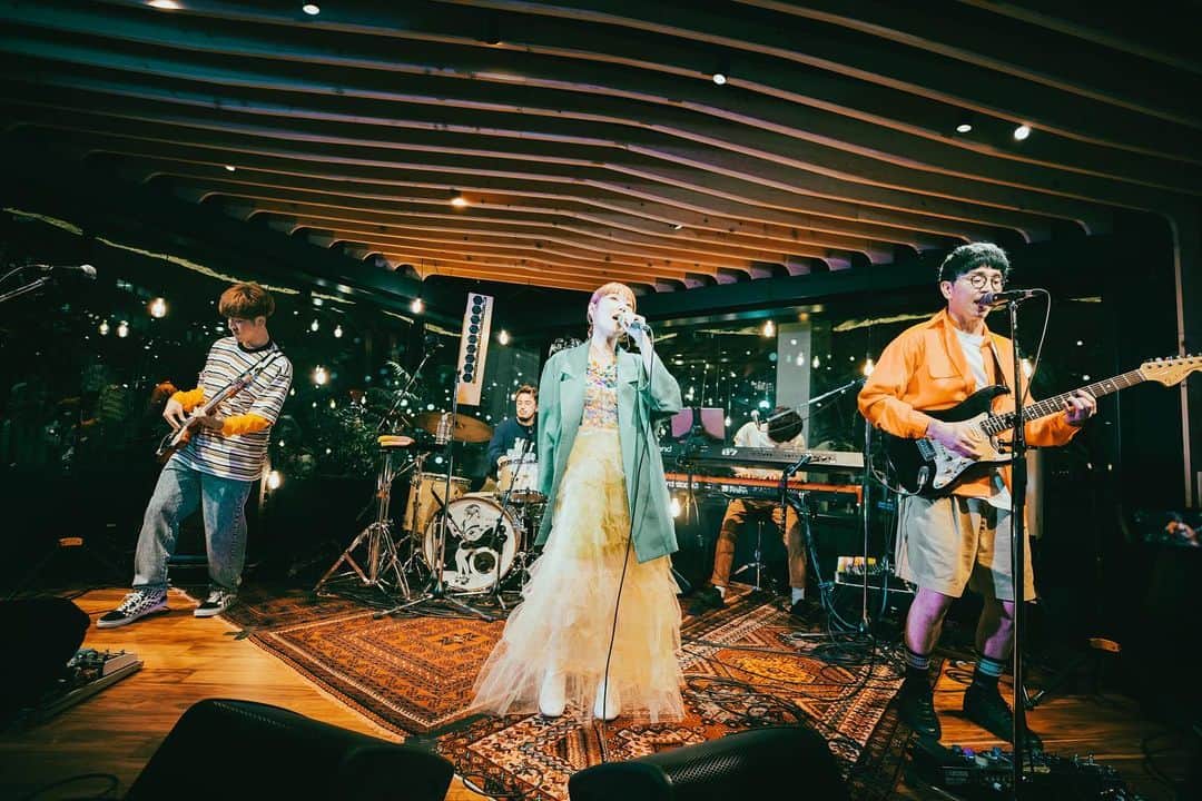 三浦太郎のインスタグラム：「8周年記念ライブ！  たくさんの人に見てもらうためにはってことで、生配信という形でしたけど、限定数ですが目の前にお客さんも入れられてめちゃくちゃ楽しくライブできました。  みんなと笑い合って、これ楽しくない？の時間を共有できるのってすげえ事です。 これをこれからも沢山続けていきたい。 epもリリースするし、7月のツアーはまじ見て欲しいね！  1📷by @rayotabe   #フレンズ #フレンズ8周年」