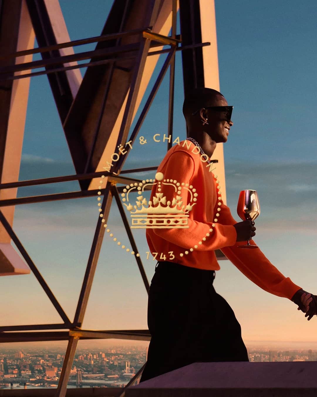 のインスタグラム：「There is a moment just before sundown when time stands still. ⁣ Here’s to the joy of coming together.⁣ ⁣ #ToastWithMoet #MoetChandon⁣ ⁣ This material is not intended to be viewed by persons⁣ under the legal alcohol drinking age or in countries⁣ with restrictions on advertising on alcoholic beverages.⁣ ENJOY MOËT RESPONSIBLY.⁣」