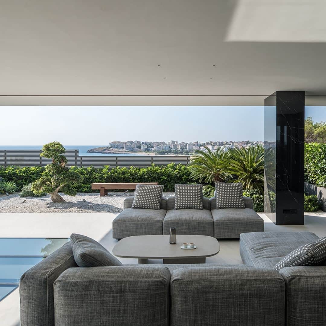B&B Italiaのインスタグラム：「Step into a world of sophistication at Rafina Hills Residence. Hybrid sofa system by Antonio Citterio and Tobi-Ishi small table by Barber and Osgerby add an extra layer of elegance to the already captivating design, creating a harmonious blend of modernity and comfort.  @barberosgerby @antonio_citterio_arch @g_sfakianakis @deloudis_  Photography by Giorgios Sfakianakis  Architect: Moustroufis Architects  #bebitalia #design #Athens #Greece」