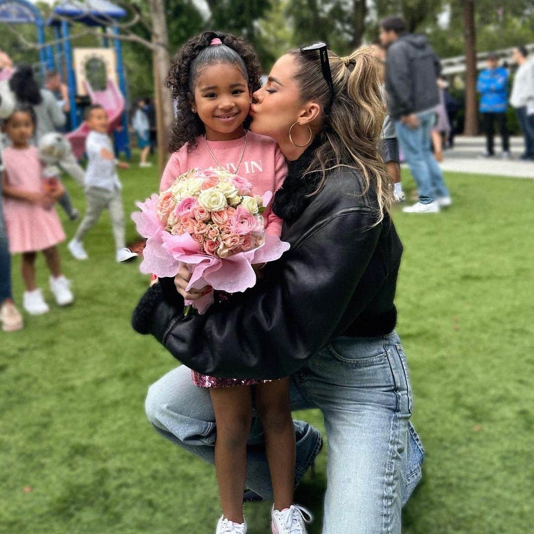 クロエ・カーダシアンさんのインスタグラム写真 - (クロエ・カーダシアンInstagram)「Yesterday was a big day! My sweet angel girl graduated from pre-K. No! Im not ok ❤️‍🩹」6月9日 1時08分 - khloekardashian