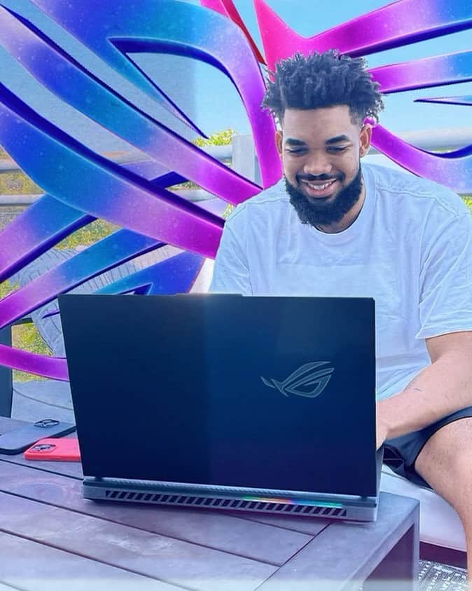 カール＝アンソニー・タウンズのインスタグラム：「My summer essential. #TeamROG #StrixSCAR」