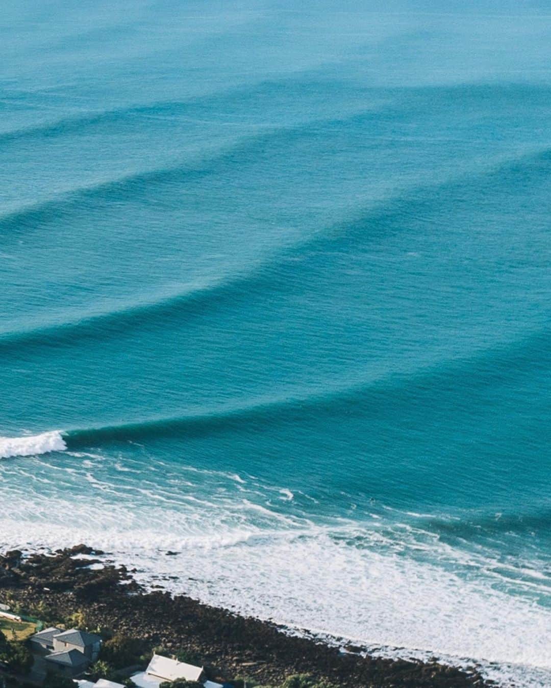 surflineさんのインスタグラム写真 - (surflineInstagram)「“We’re not divided by land, but connected by water.”— @briankeaulana   Happy #WorldOceansDay ! Swells unite us all. The waves we share follow a straight path on a curved world. Have you ever stopped and thought how many other surfers you’ve unwittingly shared your wave with? Read our feature about the global journey waves take to reach our homebreaks. Link in bio.  📸 @miahklein, @jeremeaubertin」6月9日 1時21分 - surfline