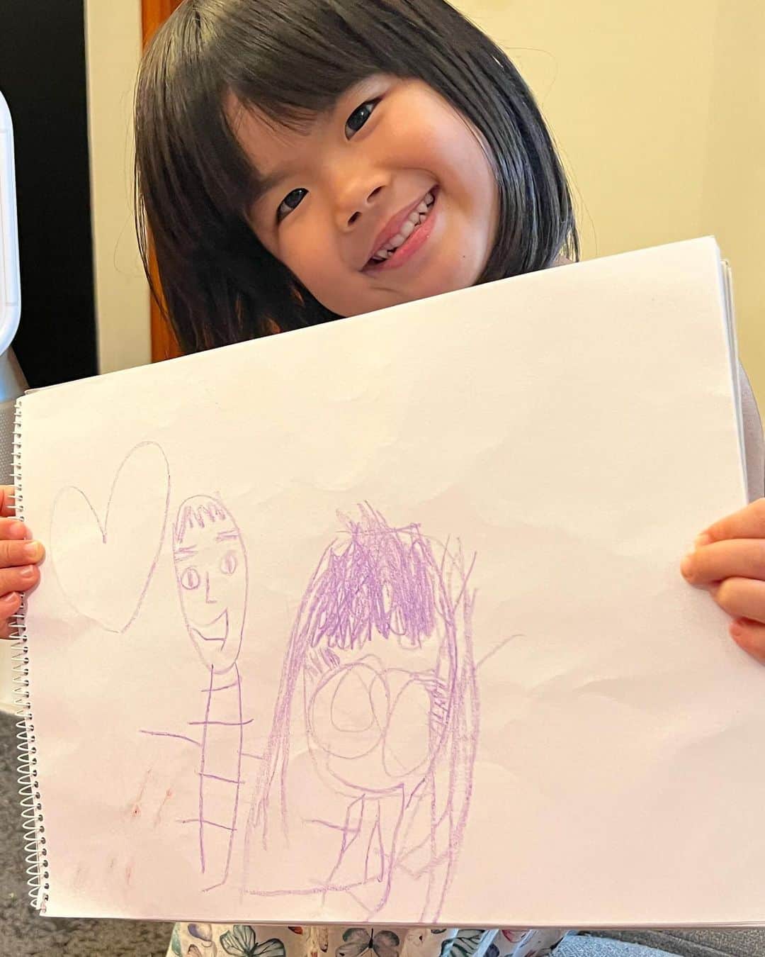 前田阿希子さんのインスタグラム写真 - (前田阿希子Instagram)「子どもの画力。  ただいま3歳の双子。 つい最近まで色を重ねるだけの 虹ばかりを描いていたのですが、 人を描き出しました。  娘の1人がパパ描いてと言ってきたので パパの似顔絵を描いてあげると体を追加してくれ、 その隣にママを描いてくれたのが1枚目の写真。  2枚目はバァバを描いたそう。  3枚目はジィジ。 『ジィジの髪は長い？』と娘に聞かれたので 『若干少なめ』と答えたら 描いてくれた頭髪はたったの2本でした🫣🤣  #Dubai #Dubailife  #子どもの成長記録    #もはや海平」6月9日 1時21分 - akiko_1206