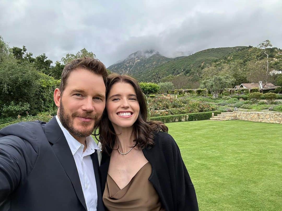 クリス・プラットのインスタグラム：「Happy Anniversary!! Mom and dads first night away in three years. Back to the spot where we said “I do!” Love you honey!」