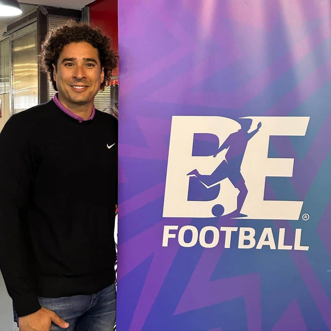 ギジェルモ・オチョアのインスタグラム：「Visitando @befootballvr ⭐️🔥👏🏻」