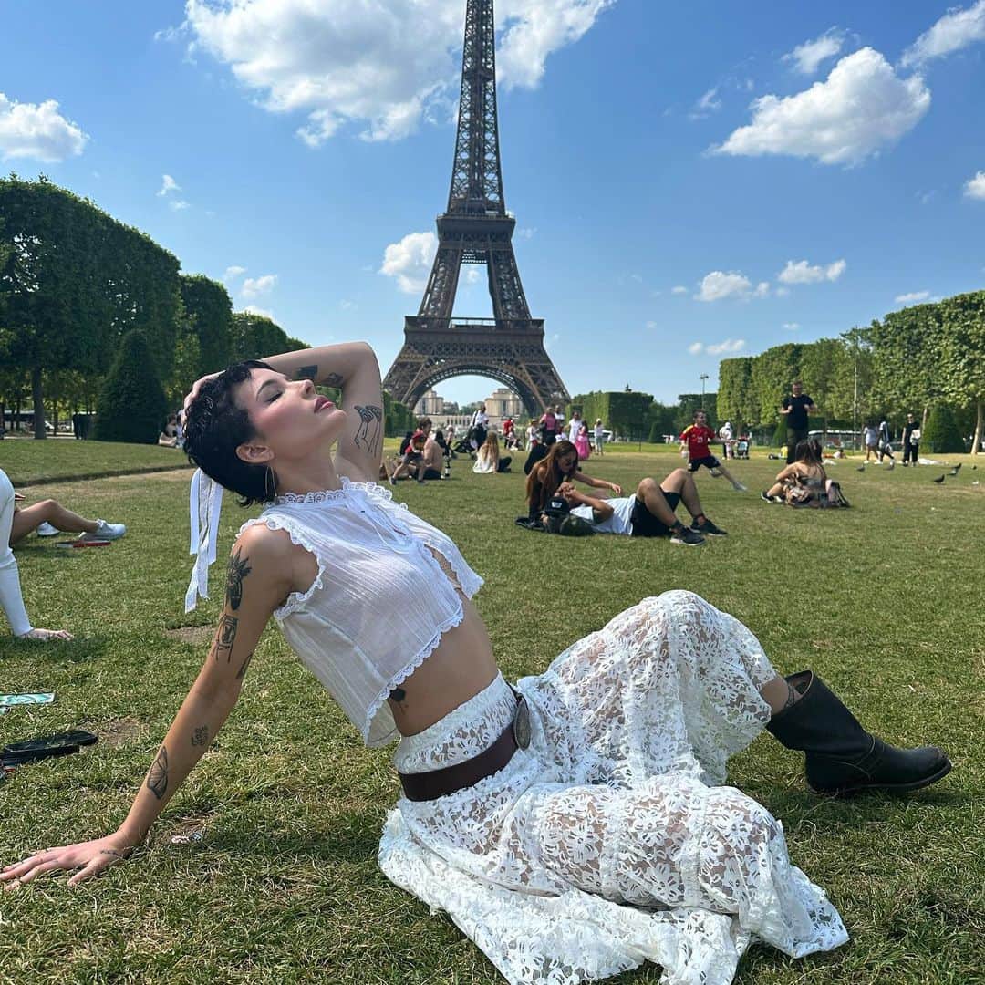 Halseyのインスタグラム：「It’s looking suspiciously cottage/regency-core around these parts. 🦢」