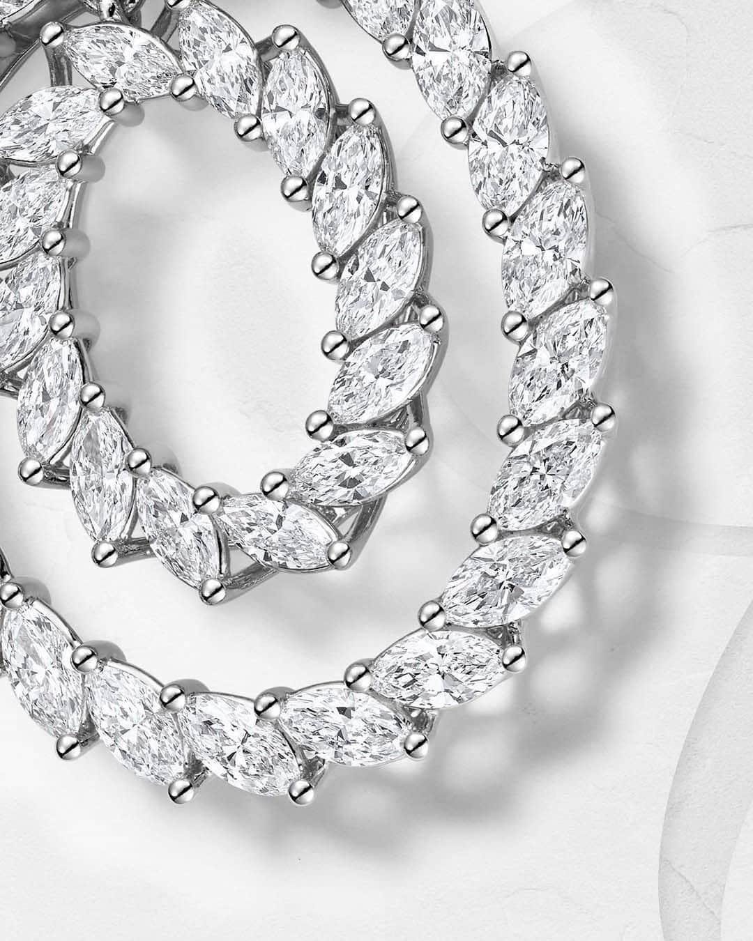 ショパールさんのインスタグラム写真 - (ショパールInstagram)「The most precious gems for the most precious moments.  Chopard double oval #LHeureDuDiamant pendant, a creation brought to life by the Maison’s talented Artisans of Emotions in which the collection’s signature setting reveals the sparkle of 6.29 carats of marquise-cut diamonds held in barely-there 18-carat #EthicalGold. #Chopard #FreshFromOurAteliers #ChopardDiamonds #Jewellery #ChopardSavoirFaire #ArtisansOfChopard #ChopardCraftsmanship #SwissMade」6月9日 1時31分 - chopard