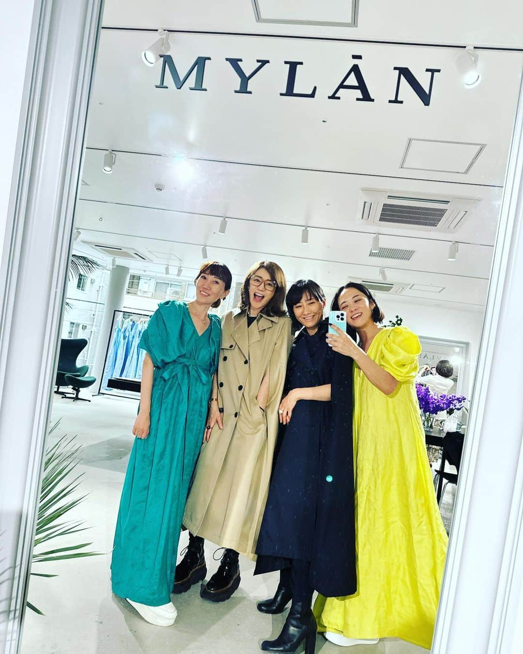 田中杏子さんのインスタグラム写真 - (田中杏子Instagram)「みんなでMYLANちゅう💯💕❣️ 今季も素敵な色の素敵なアイテムがいっぱいでした。が、私とゆみえちゃんはニュートラルカラーのケーブにラブゾッコン❤️🫶  #akotanata #mylan #風間ゆみえ  #佐々木敬子  #平尾賀世子」6月9日 1時33分 - akoakotanaka