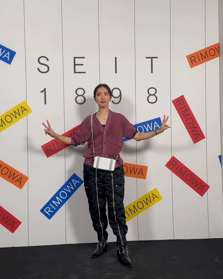 中田クルミのインスタグラム：「🩷❤️🧡💛💚🩵💙💜🖤🤍🩶 @rimowa #RIMOWA125 #RIMOWAseit1898」