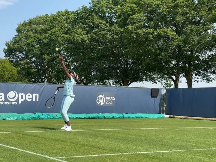 ビーナス・ウィリアムズのインスタグラム：「The grass is always greener💚🎾✅✅」