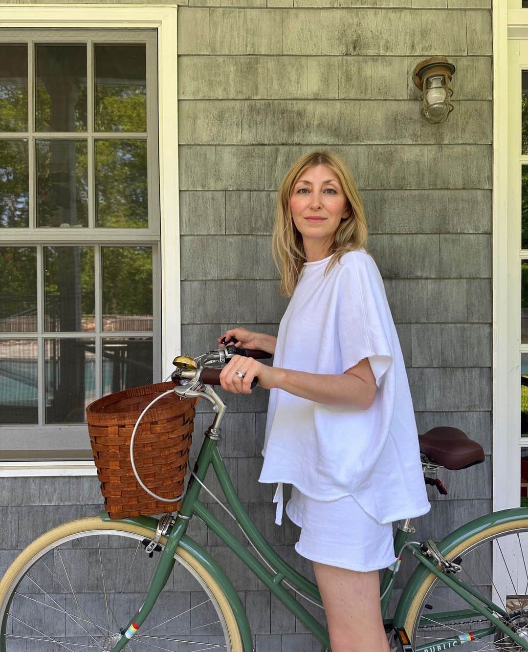 フランク&アイリーンのインスタグラム：「You can do almost anything in your Hamptons Travel Set. For Ingrid Fetell Lee, author of JOYFUL and founder of School of Joy, it's biking around town and to the bay beaches! Tap to shop our favorite set for the summer! #FrankandEileen」