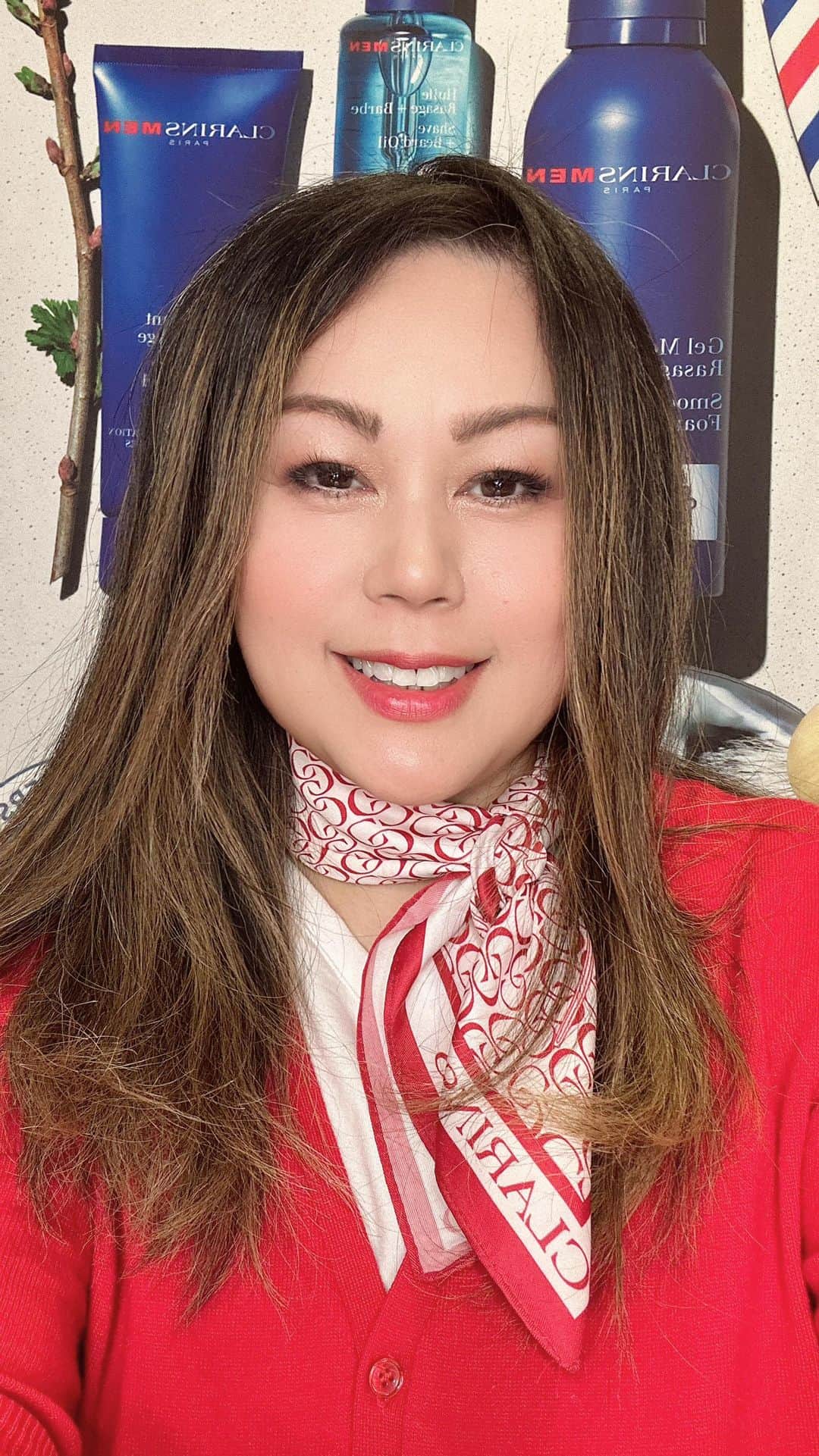Clarins Canadaのインスタグラム：「Need Father's Day gift ideas? Discover our new ClarinsMen Shave & Beard range with our Clarins Regional trainer Sheila Fajardo and our special guest @shaynetfukala.❤️   Until June 18th 2023, receive a free 5-piece gift with any $50+ order of ClarinsMen products + 15% off with promo code DAD15. 🎁」