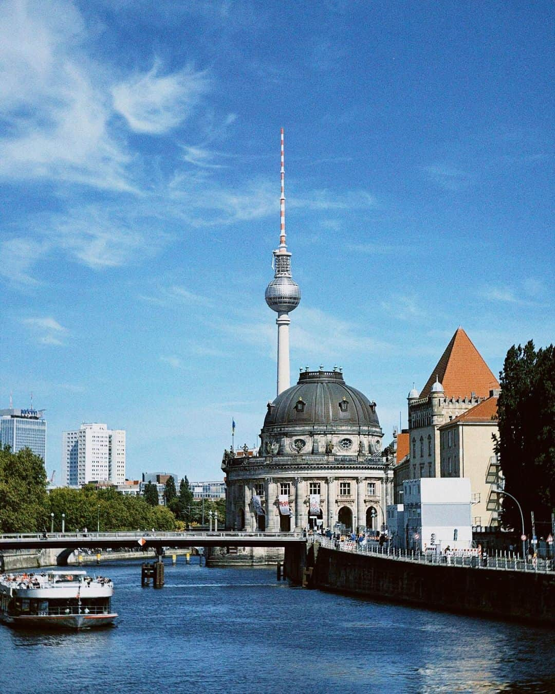 エイドリアン・コレシャさんのインスタグラム写真 - (エイドリアン・コレシャInstagram)「Lieblingsfotos von einem Lieblingsausflug. #berlinberlin #photodump #friendship #kitschigehashtagskannich」6月9日 2時06分 - adrienne_koleszar