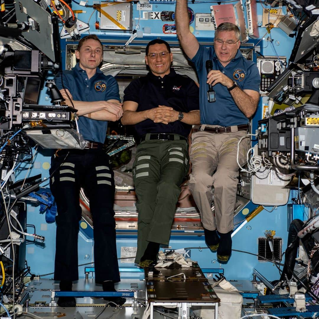 国際宇宙ステーションさんのインスタグラム写真 - (国際宇宙ステーションInstagram)「Expedition 69 Flight Engineers (from left) Woody Hoburg, Frank Rubio, and Stephen Bowen, all from NASA, gather inside the International Space Station's Destiny laboratory module and speak to U.S. elementary and junior high school students on Earth.  #nasa #astronaut #destiny #laboratory #module #elementary #juniorhigh #school #students #international #space #station」6月9日 2時07分 - iss