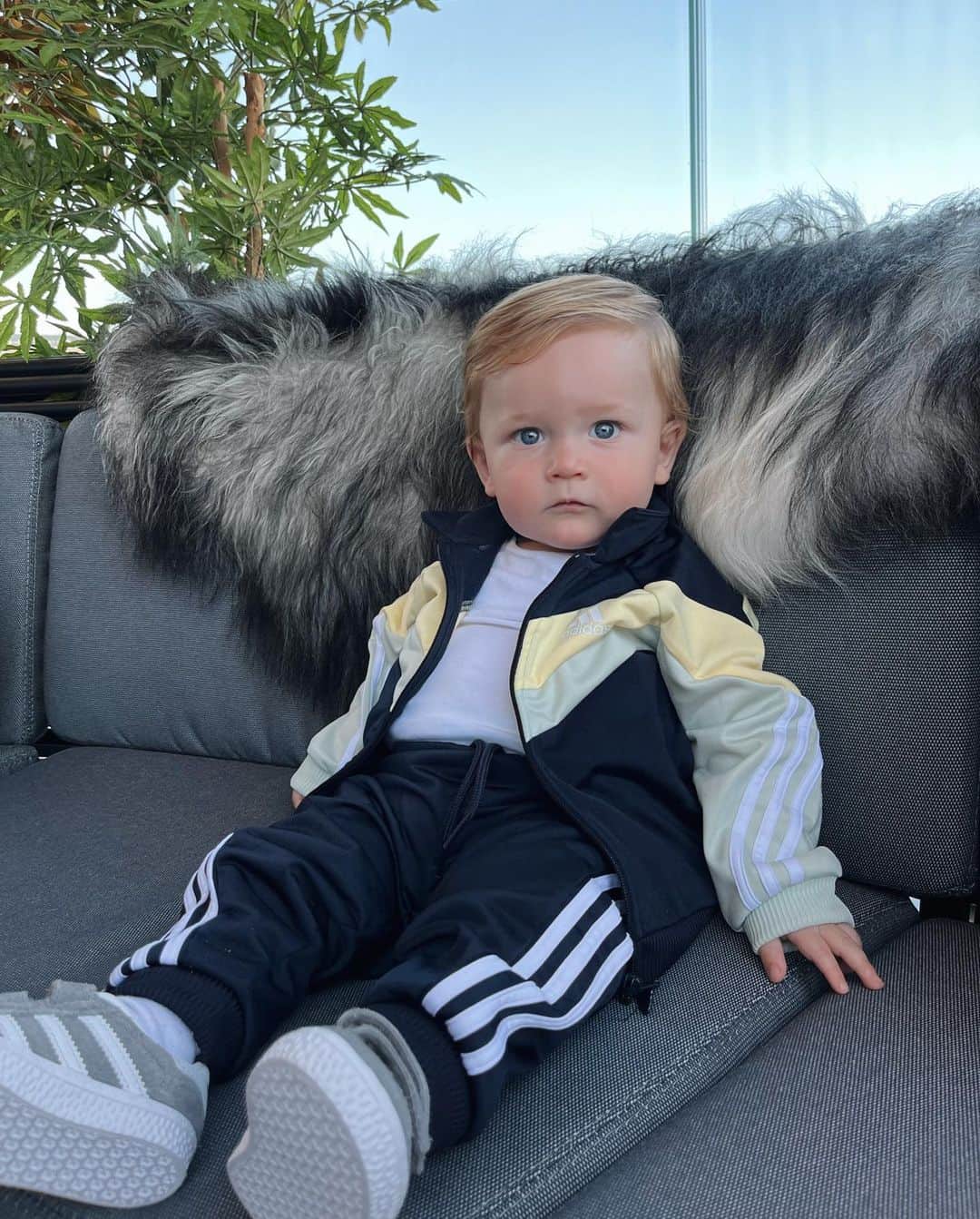のインスタグラム：「You are too cute Lucky Burton🤍」