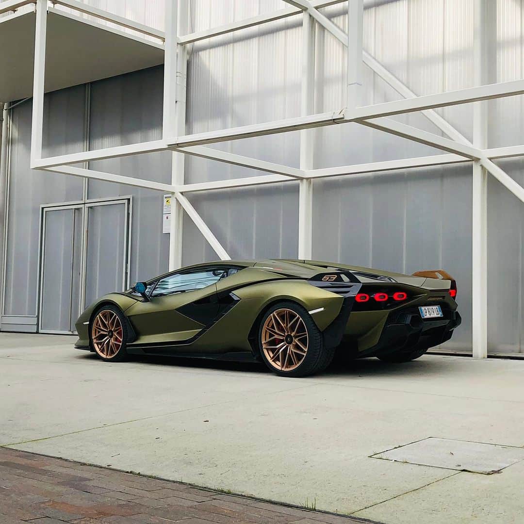 ランボルギーニさんのインスタグラム写真 - (ランボルギーニInstagram)「A story that takes you to the future at a speed of 350 km/h, with a V12 engine and hybrid technology based on supercapacitors. This is Sián FKP 37.  #Lamborghini #SianFKP37  __ Sián FKP 37: fuel consumption combined 19.2 l/100km; CO2-emissions combined 447 g/km (WLTP EU27)」6月9日 2時14分 - lamborghini