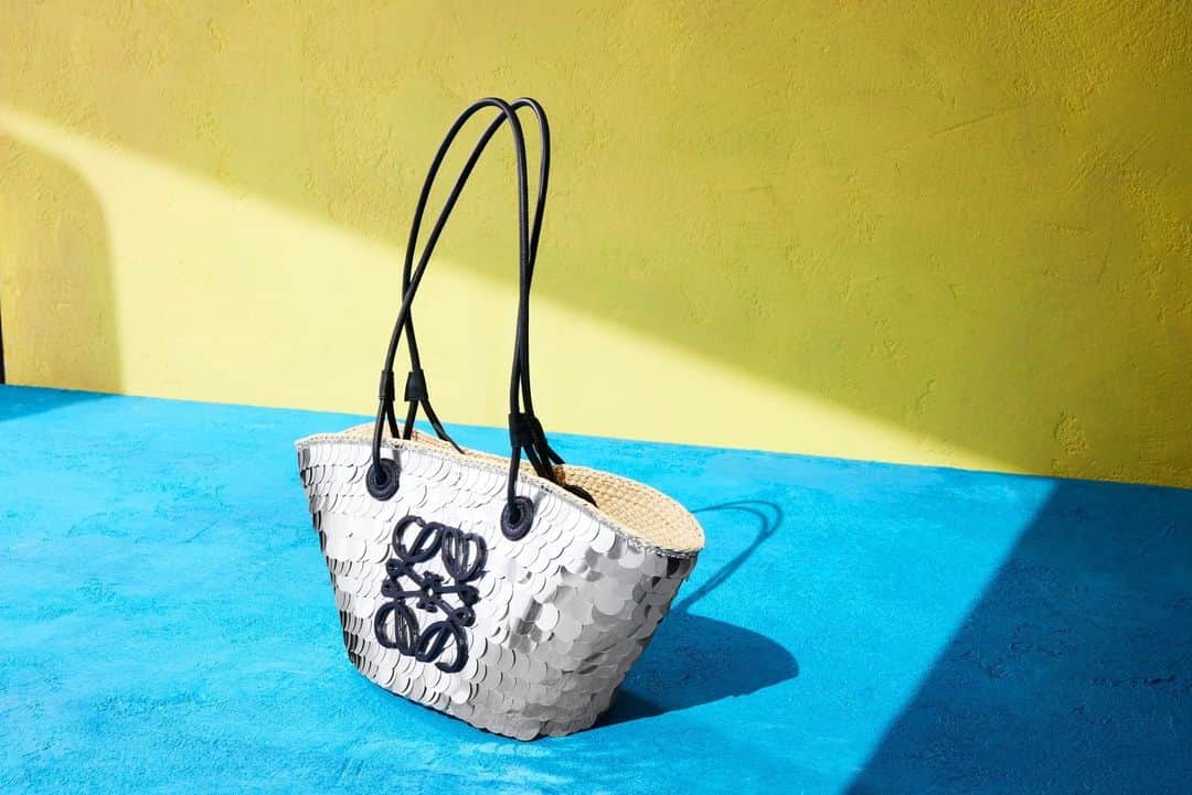 のインスタグラム：「The small Anagram basket bag from @loewe is crafted of woven raffia and topped with dazzling sequins. A leather logo detail finishes this style.」