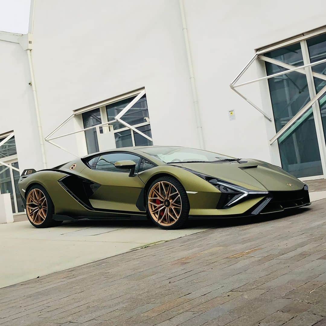 ランボルギーニのインスタグラム：「A story that takes you to the future at a speed of 350 km/h, with a V12 engine and hybrid technology based on supercapacitors. This is Sián FKP 37.  #Lamborghini #SianFKP37  __ Sián FKP 37: fuel consumption combined 19.2 l/100km; CO2-emissions combined 447 g/km (WLTP EU27)」