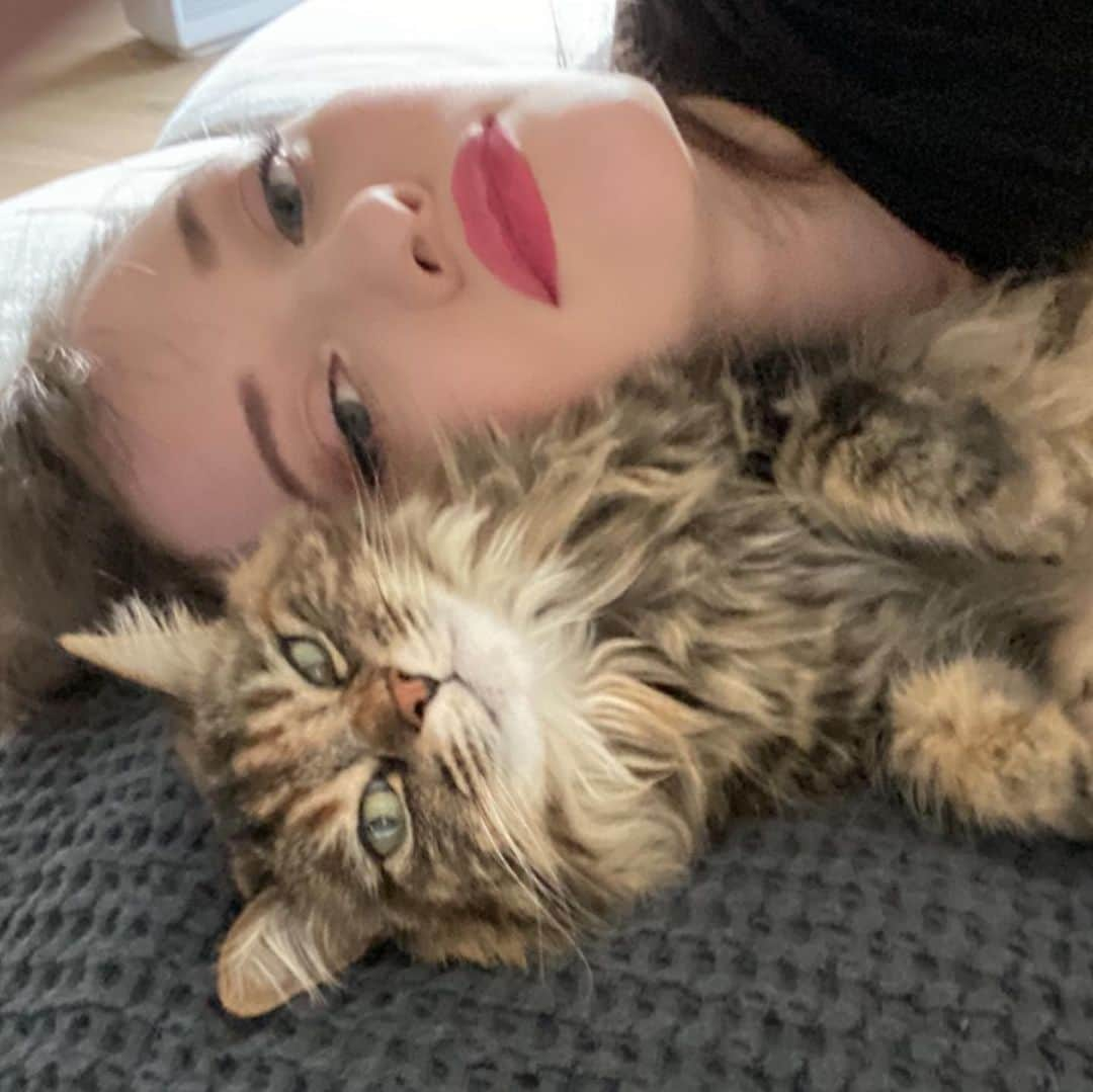 カット・デニングスさんのインスタグラム写真 - (カット・デニングスInstagram)「It’s #NationalBestFriendsDay which means I can show off my daughter, Millie, adopted over a decade ago. Did she change my life for the better? Yes. Did my heart grow triple the size in the warm glow of her love? Yes. Did she poo on my head once? Who can say. All that matters is that YOU can find your own fluffy (or scaly? Reptiles also included) best friend baby in need of a home at your local shelter or rescue group, and go to bestfriends.org to learn more 🐾 #SaveThemAll 💕」6月9日 2時23分 - katdenningsss