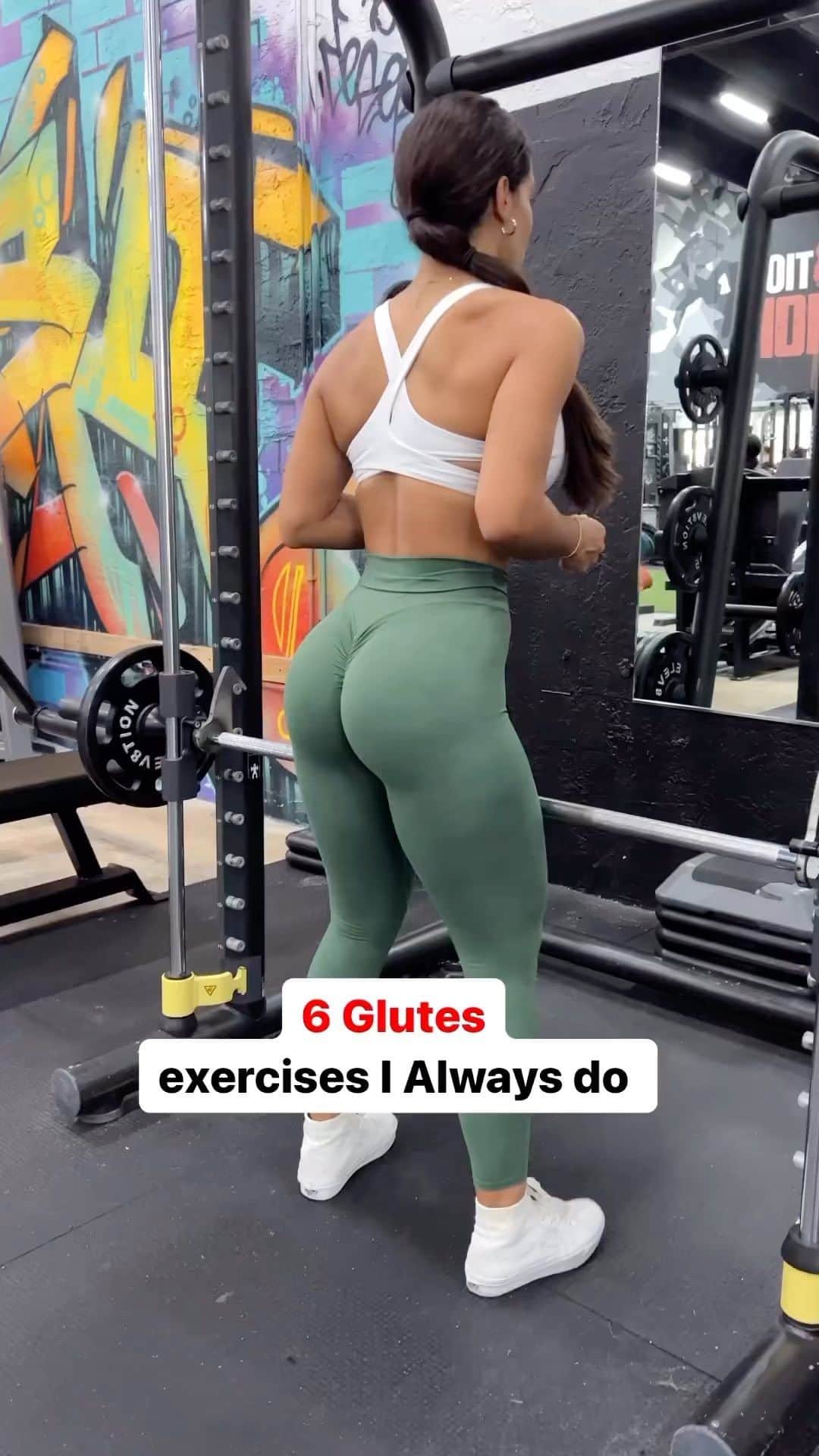 Squatsのインスタグラム：「GLUTE WORKOUT!🔥 by @dreathomas #squats #fitness」