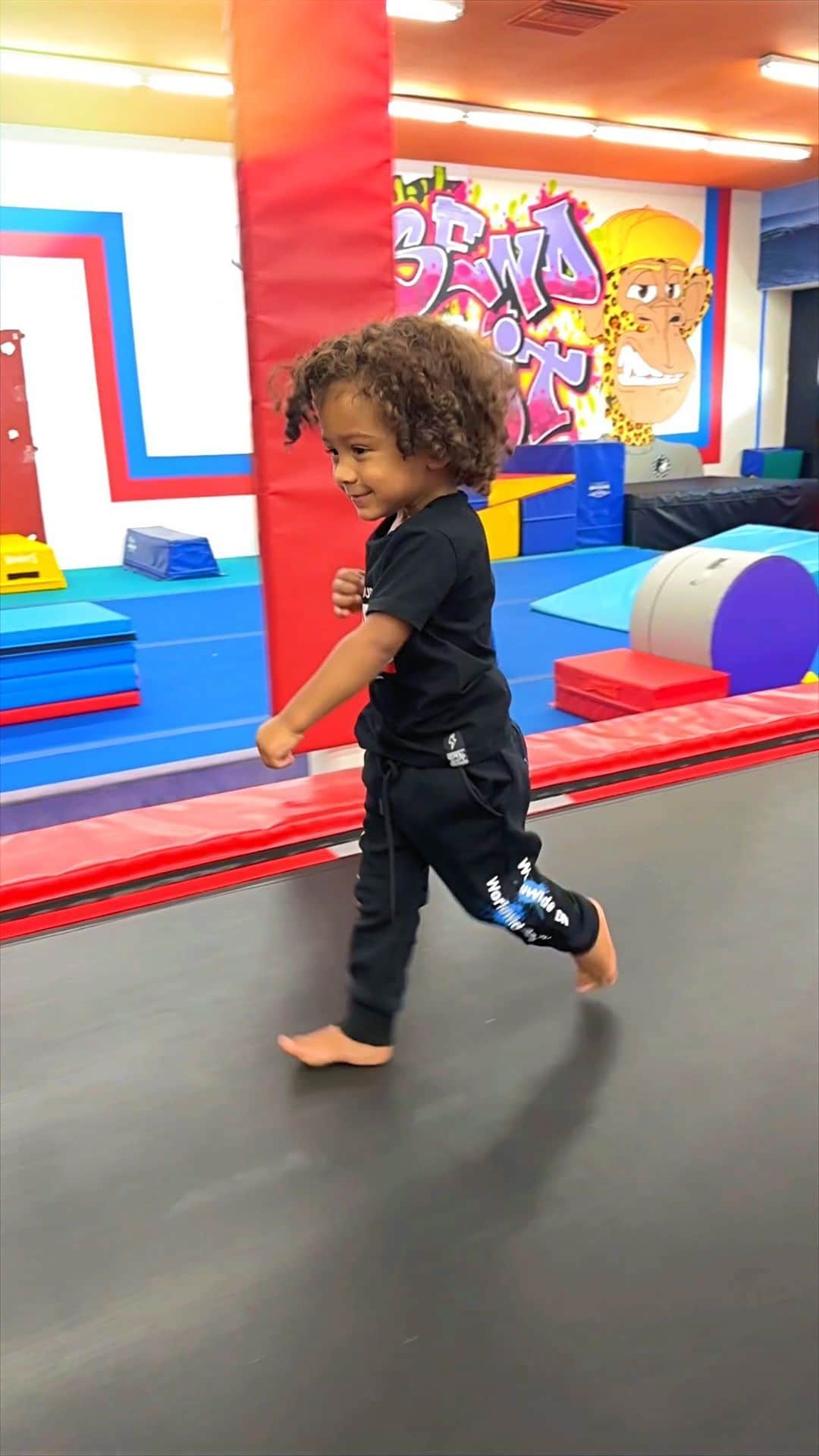 Jena Frumesのインスタグラム：「This is your sign to put your toddler in gymnastics🥰 I want to get him in more sports and activities but this was such a fun start! Safe and controlled environment he had a blast💥 I did gymnastics growing up and it was the highlight of my week so glad he’s loving it🥹🫶🏽🤸🏽‍♂️  #toddlermom #toddlergymnastics #gymnastics #toddleractivities」