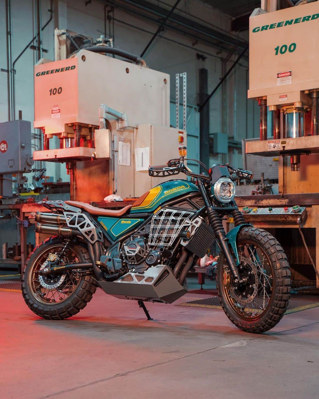 のインスタグラム：「Meet “Project Triverse” by @steadygarage — the custom SCL500 built to suit the needs of our fast-paced world. It’s an Adventurer, Scrambler, and Street Cruiser wrapped in one convenient package—from overlanding, to the beach, to your daily office commute, Project Triverse gives you the freedom to roam. #SCL500 #HondaScrambler」
