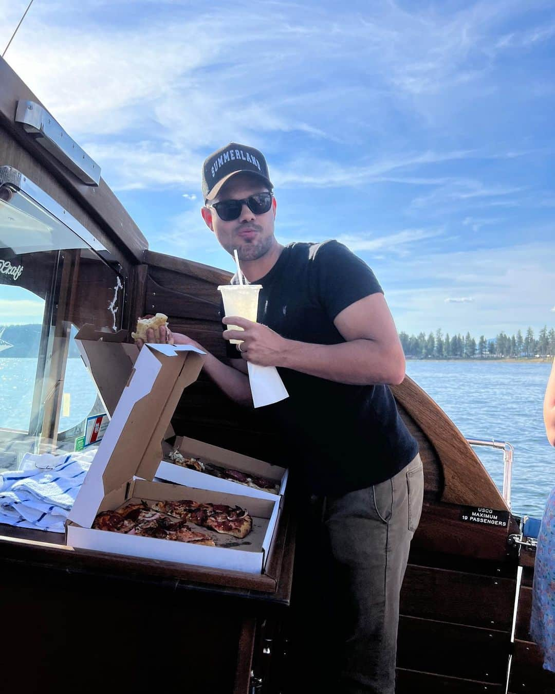 テイラー・ロートナーさんのインスタグラム写真 - (テイラー・ロートナーInstagram)「caption this 🍕」6月9日 2時37分 - taylorlautner