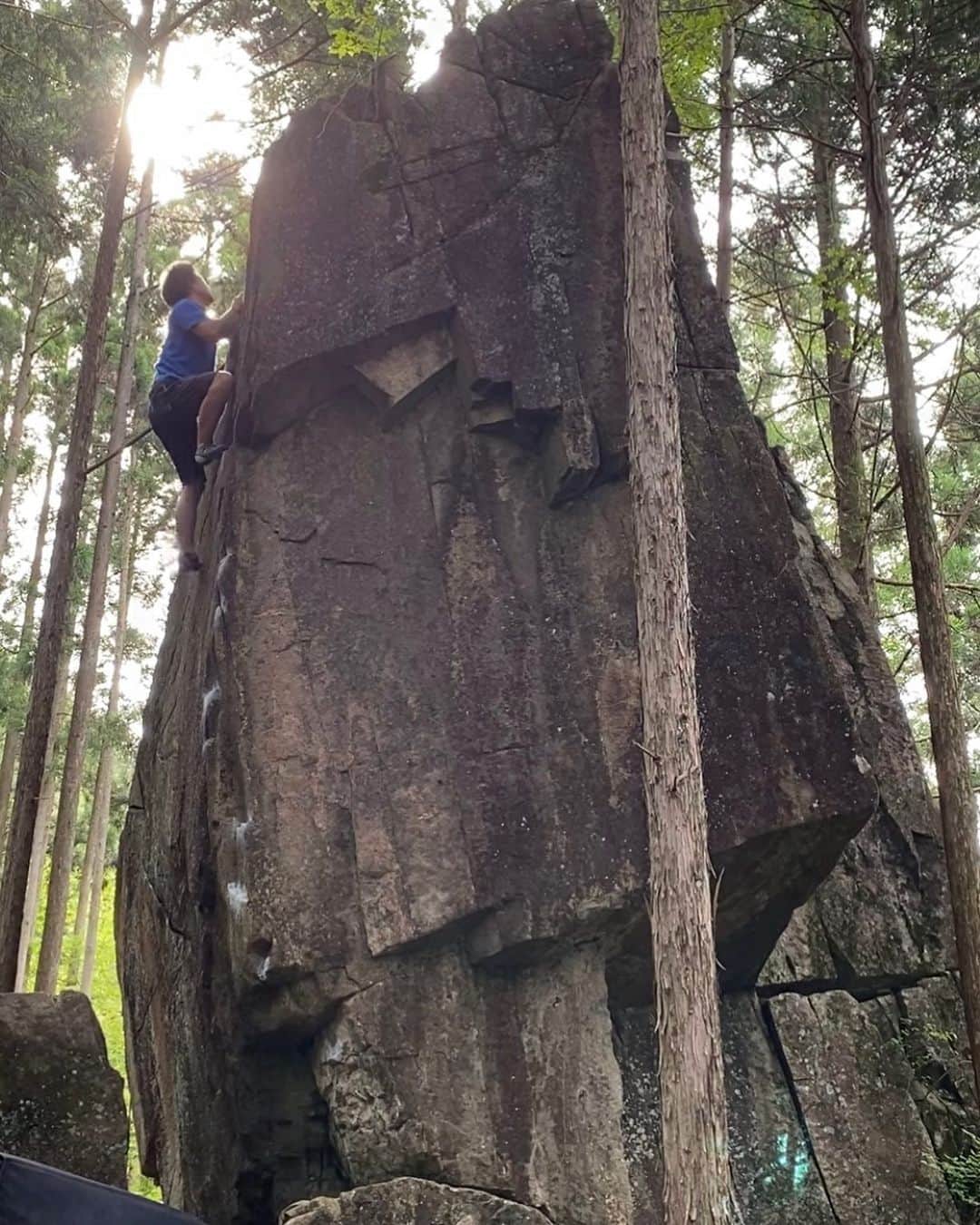 小山田大のインスタグラム：「梅雨の合間に笠置山の開拓エリアへ。 顕著な岩峰を登った。 易しいが素晴らしい課題だった。」