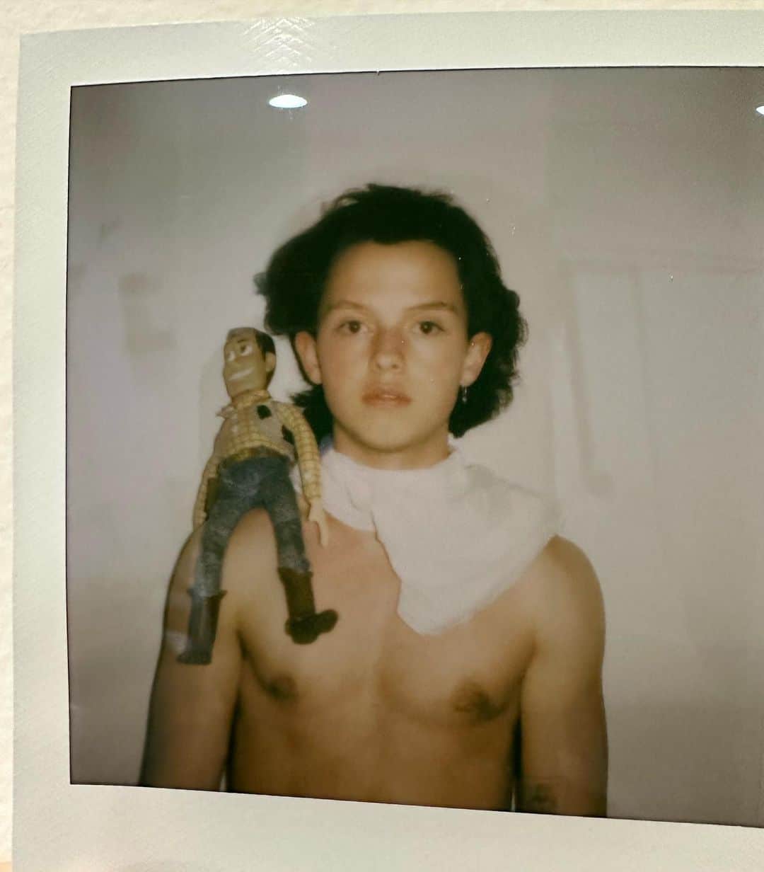 のインスタグラム：「i don’t share stuff like this often but the other day i hit 5 months sober. i’ve been going to the gym nearly every day. i’m excited to wake up in the morning. building instead of slowly on a race to the bottom. i’m grateful to my family, friends, and supporters who truly want the best for me. to anyone out there who’s struggling you’re not alone. you can do this. 6 months ago i didn’t see much more for myself in terms of life & would’ve laughed if you told me i was where i am right now. of course there’s still days that aren’t great but at the end of the day it’s progress not perfection. more life. thank you thank you thank you 🤍」