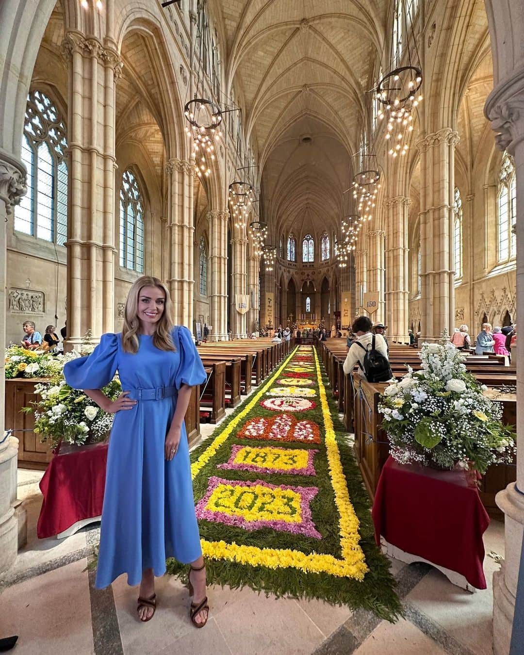 キャサリン・ジェンキンスのインスタグラム：「A glorious day in Arundel Cathedral & Castle. Here with the ‘Carpet of flowers’ ❤️ You can see more on Songs of Praise July 9th @bbcsongsofpraise #worship #corpuschristi #arundel」