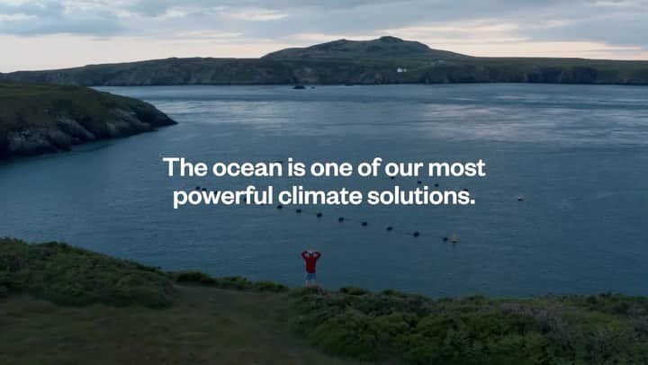 アレックス・メゴスのインスタグラム：「The ocean is one of the big solutions to our climate crisis.  Even if you don't live by the ocean and you feel like there is nothing you can do to protect it, rest assured that there is always something we can do. If you want to learn more, check out Patagonia.com/oceans.   @patagoniaeurope  @patagonia_climb @petzl_official @tenayaclimbing @frictionlabs @physivantage @fazabrushes @tempehmanufaktur @cacaocrudo #stylefirst #carrotsforpower」