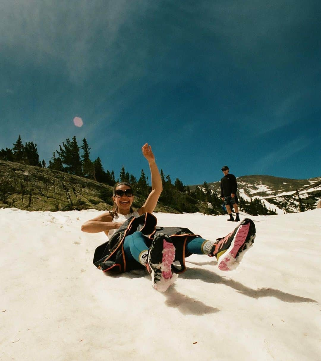 ブルック・ラバウトゥーのインスタグラム：「Mountains were high and valleys were low on this adventure 😅🏔️🏕️ • 🎞️: @finn.stack  📸: @chris_cosser」