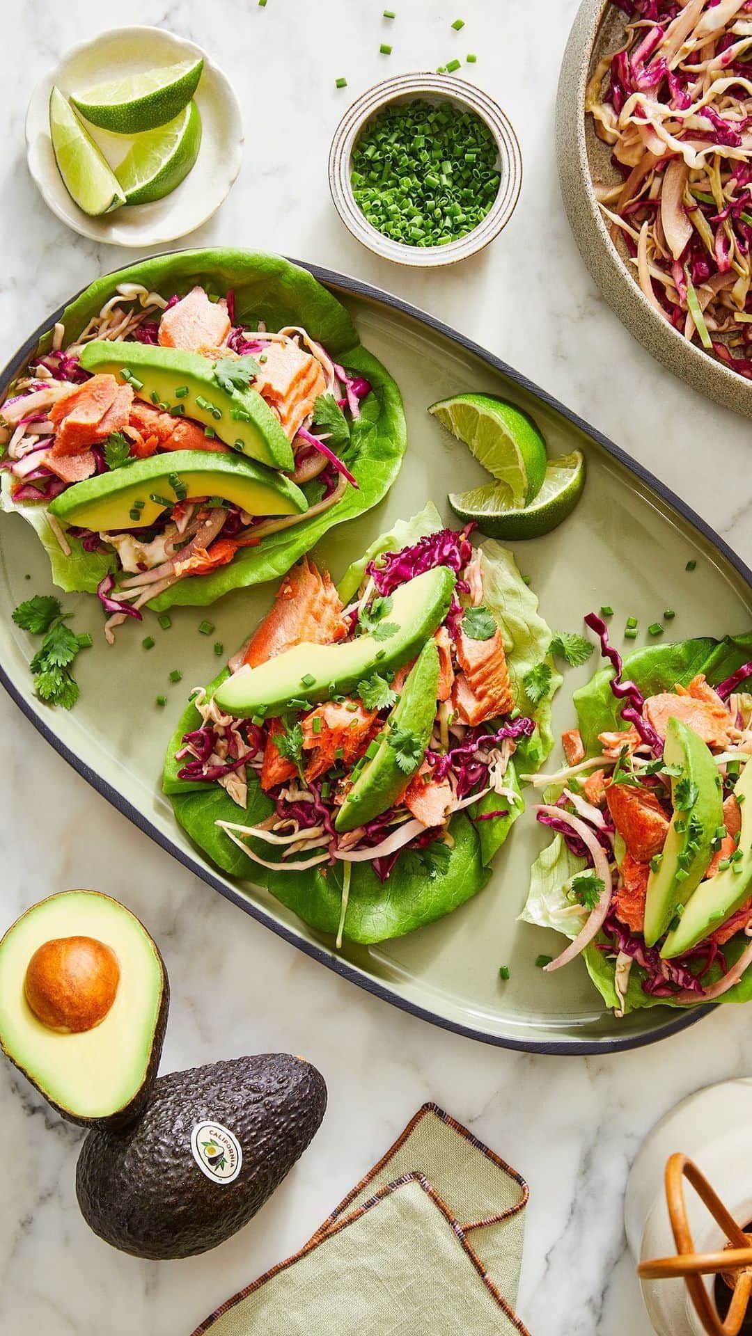 のインスタグラム：「Safe to say I am 100% obsessed with these Salmon & Avocado Slaw Lettuce Wraps!! There’s some flaky wild caught salmon, an avocado-dressed slaw, big beautiful slices of fresh @ca_avocados and some herbs and citrus to bring it all together. Hit the link in my bio to watch the recipe come together and remember that CA Avocados are in season now through the rest of summer! #f52partner https://food52.com/recipes/89269-wild-caught-salmon-and-avocado-slaw-lettuce-wraps」