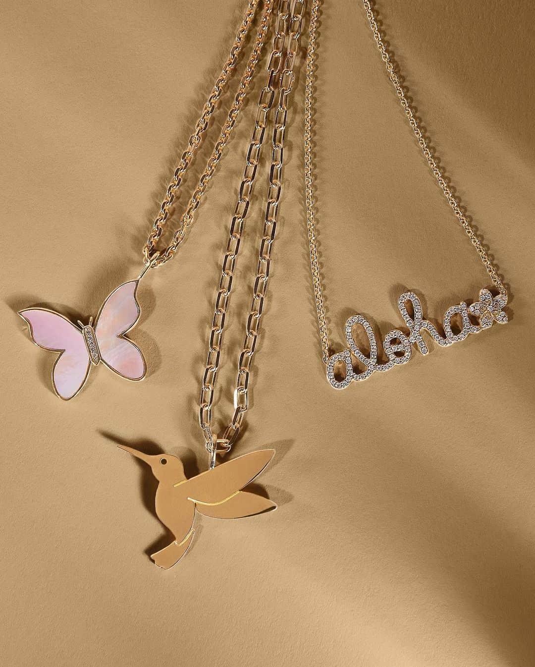 のインスタグラム：「Aloha! Our newest summer drop is now live 🌴🐚 Embrace the essence of summer with our new collection and exude the luxury of tropical getaways and restful relaxation. #SydneyEvan   #finejewelry #summerjewelry」