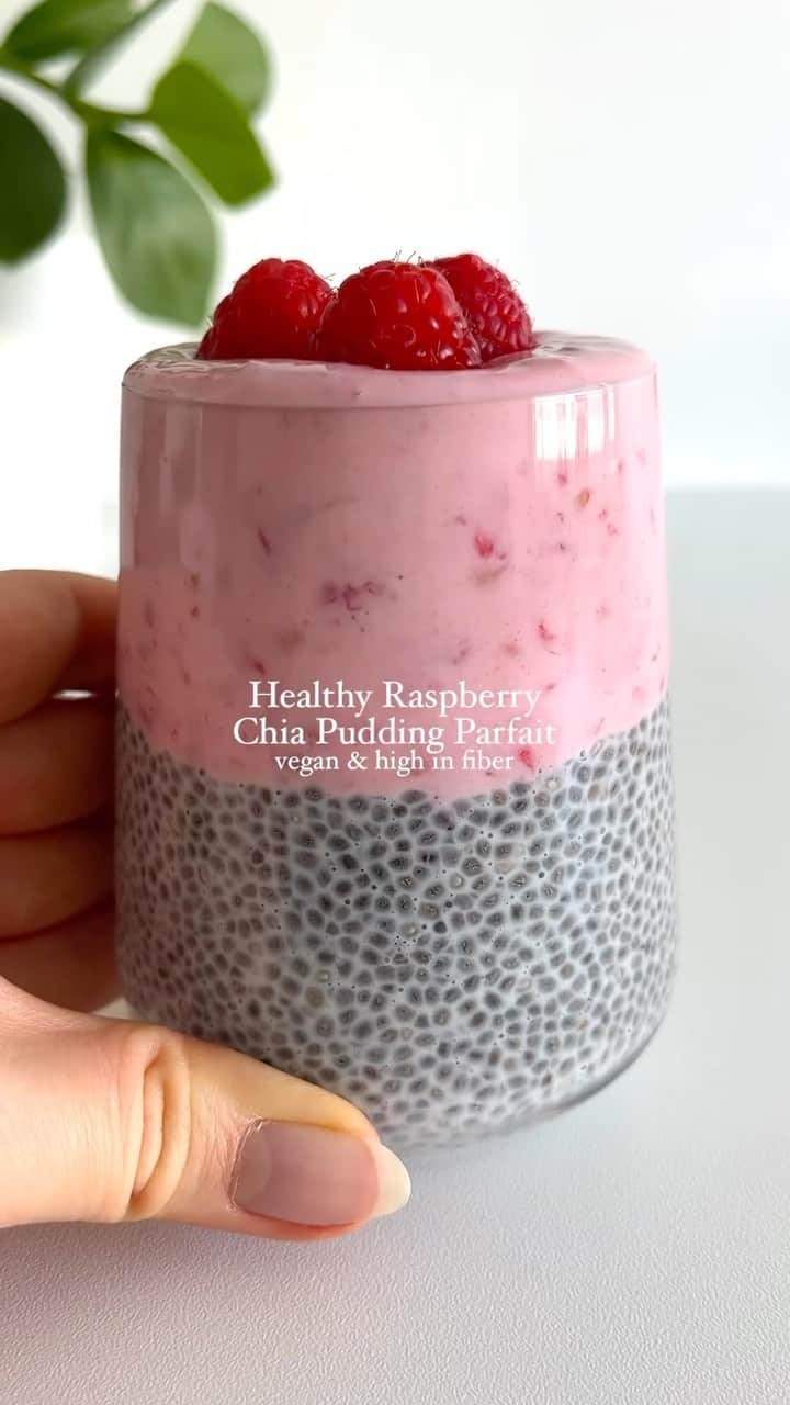 Sharing Healthy Snack Ideasのインスタグラム：「Healthy Raspberry Chia Pudding Parfait🤩💗 by @fitfoodieselma  This is such a fun breakfast, snack or dessert idea! The recipe is vegan & high in fiber! • This makes 2 servings • For the chia pudding: 4 tablespoons chia seeds 1 cup almond milk (240 ml) 1 teaspoon maple syrup 1/2 teaspoon vanilla extract • For the yogurt layer: 1 cup Greek-style plant based yoghurt (240 ml) 1/2 cup raspberries, mashed (120 ml) • 1. Mix together all the ingredients for the chia pudding in a bowl or a mason jar  2. When the mixture is well combined, let it sit for 5 minutes and then mix again to get rid of any lumps. Let set in the fridge for at least 2 hours (or overnight) 3. Once the chia pudding is ready to serve, make the yogurt layer and spoon on top of the chia pudding. Add your toppings and enjoy!」