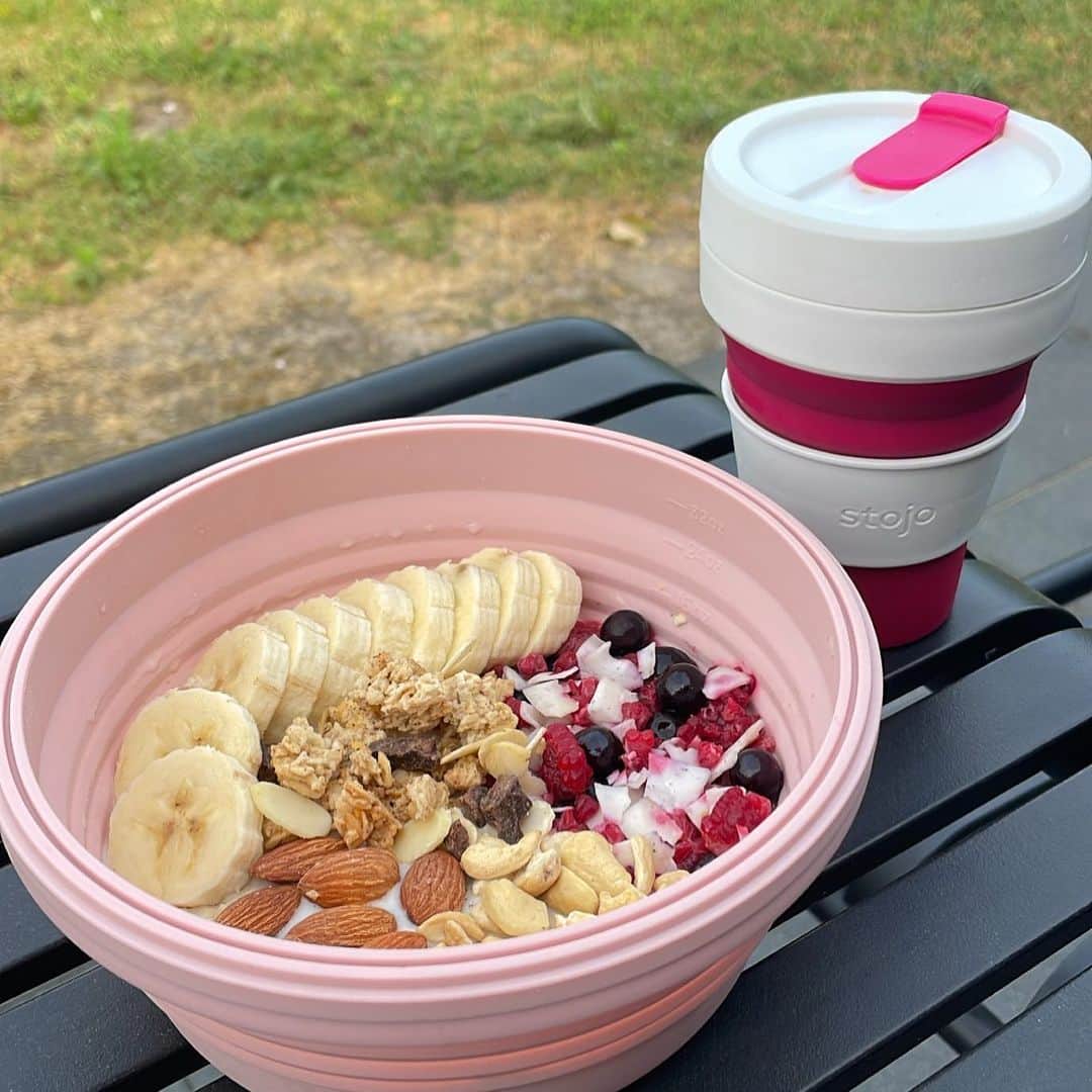 のインスタグラム：「. .  mi desayuno🥣🍌🫐🍓 with @stojo_japan   . . お気に入りのstojo bowlとcup 遠征がある時は必ず持っていきます 少しでも地球の為になったらいいな🌏🤝🤍  . . #stojo #stojocup #stojobowl  #eco #ecofriendly #breakfast  #coconutyogurt #desayuno  #エコ #マイカップ #エコライフ」