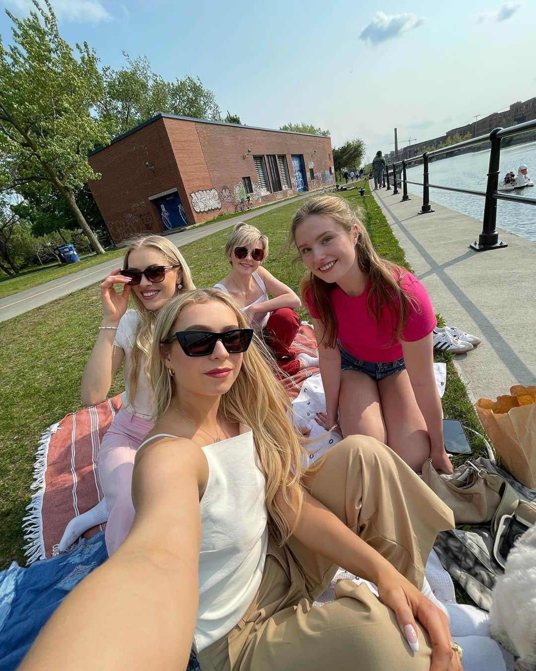 クリスティーナ・カレイラさんのインスタグラム写真 - (クリスティーナ・カレイラInstagram)「Mtl photo dump 🫶🏻 • • • • #summer #friends #picnic #atwater #montreal」6月9日 3時30分 - christinacarreira