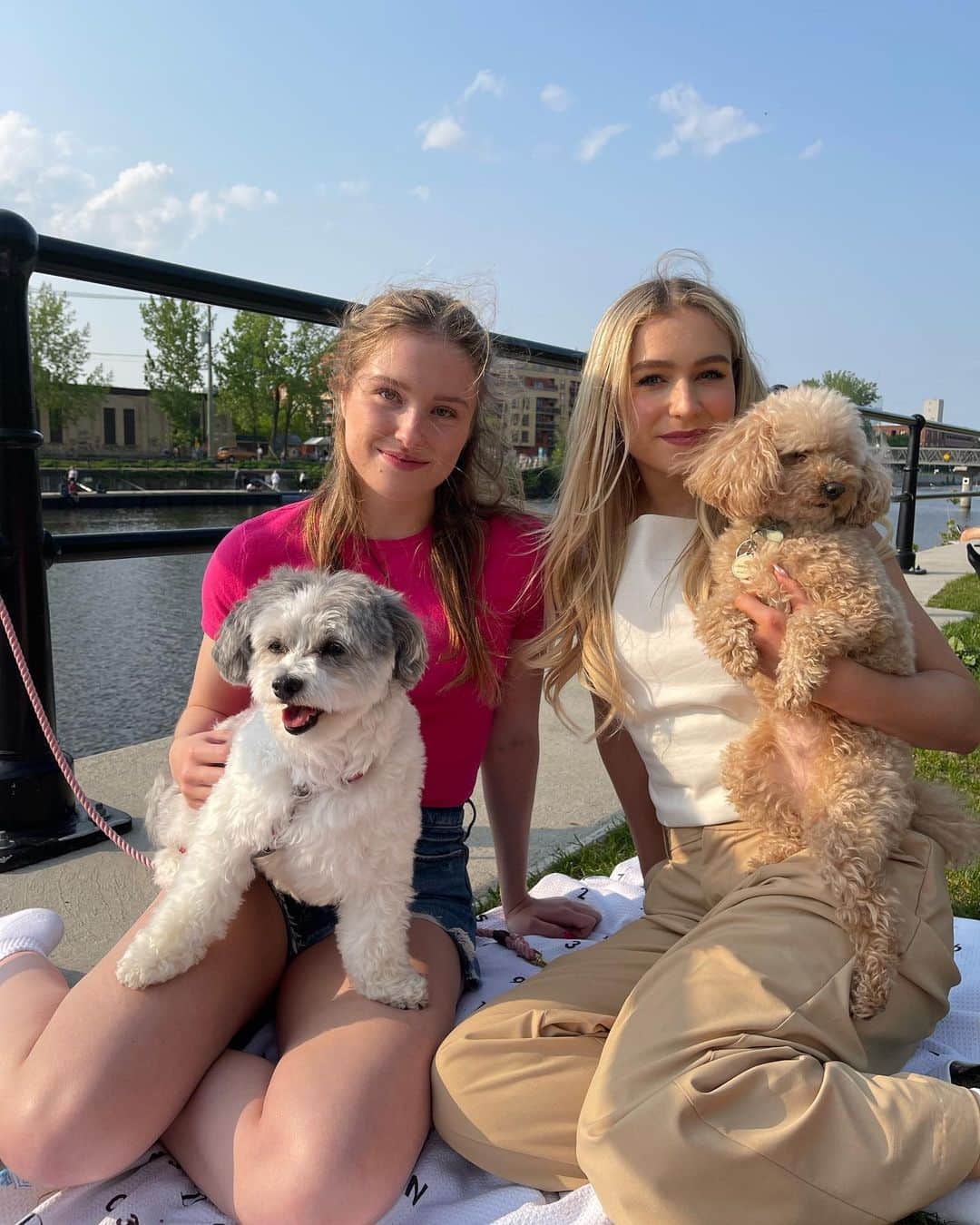 クリスティーナ・カレイラのインスタグラム：「Mtl photo dump 🫶🏻 • • • • #summer #friends #picnic #atwater #montreal」
