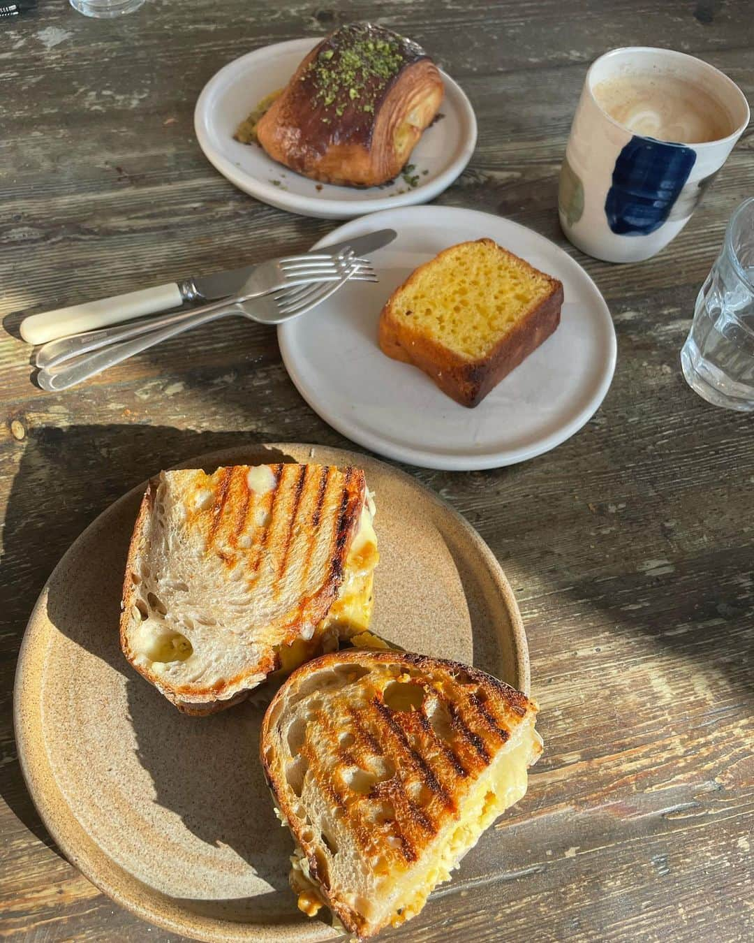 Yu-kiのインスタグラム：「Lunch @layla_w10 🥐🥯🥪 West Londonにあるかわいいベーカリーでランチ、あんまり西には行かないけど、いろいろ他にもいいとこありそう🫶🏻#westlondon#london」