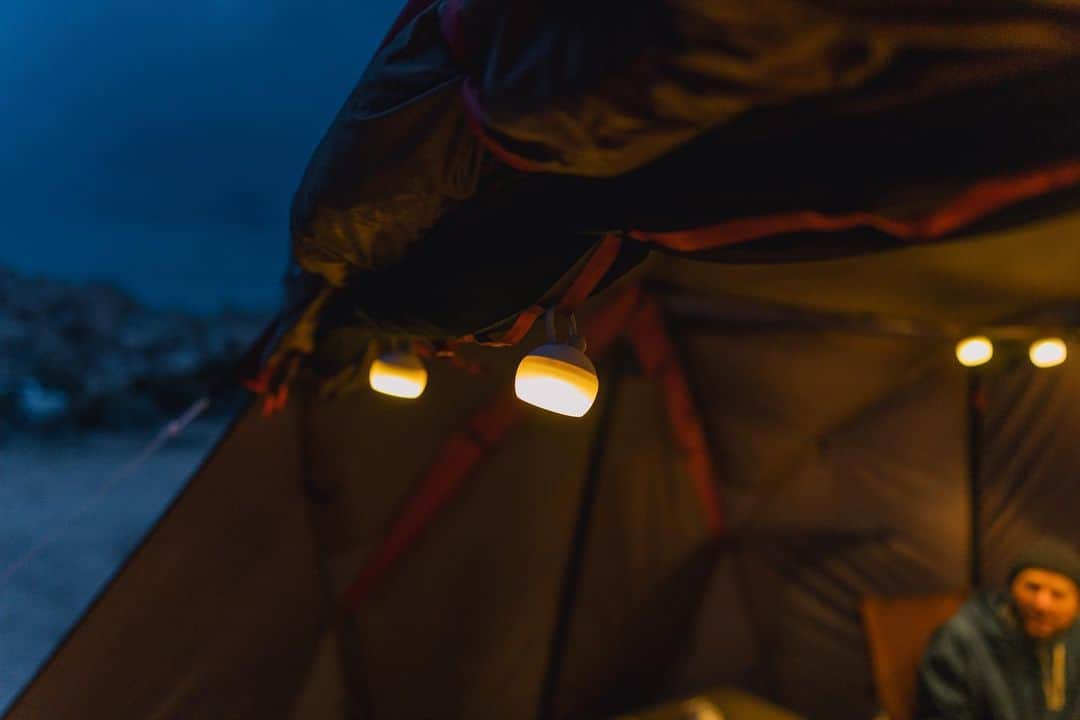 Snow Peak USAのインスタグラム：「Proper lighting ensures your campsite is safe and accessible in the nighttime hours – but the best lighting creates a cozy and welcoming space. Shop an assortment of luminous lanterns, lights and accessories.   #snowpeakusa #noasobi #campinggear #camping」