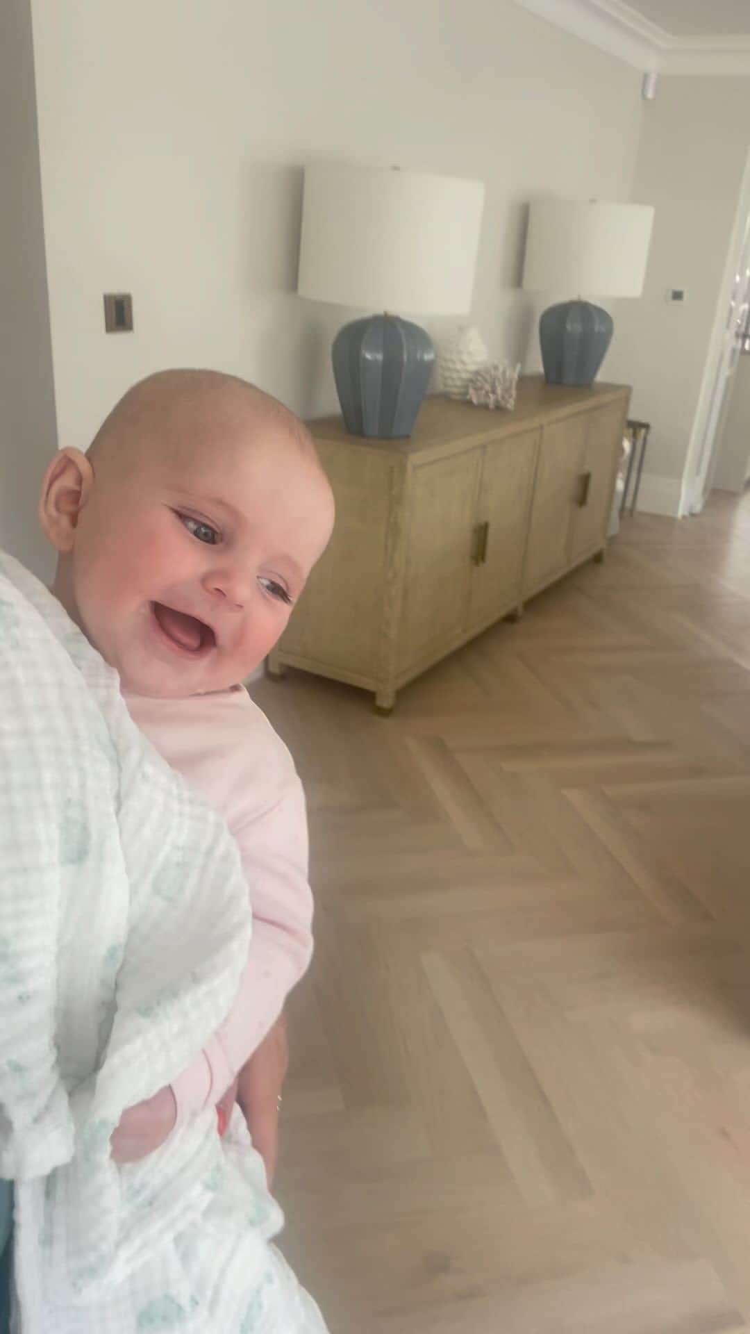 ビリー・フェアーズのインスタグラム：「The best sound in the world 🌎 ☺️❤️   If there’s one person to always make Margot chuckle it’s you Arthur ❤️」