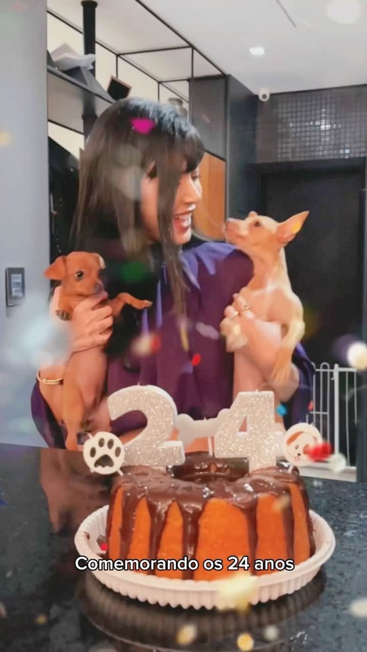Gabriela Salesのインスタグラム：「Que nota esses AUtores merecem na sua estreia de blogueiros? Kkkk Lacrinhas, o Aniversário da @petlovebrasil chegou com a promo mais animaaaaal de todas! A cada R$ 40 em gastos em produtos ou serviços no site ou app você concorre a 10 prêmios de 15 mil e a 100 prêmios de 1 ano de Petlove grátis pro seu pet! Ahh… e clientes recorrentes (novos os atuais) ou que tenham o plano de saúde da Petlove têm o dobro de chances de ganhar! Todas as informações estão no site deles! Acessem lá e confiram! p u b l i💜💜💜」